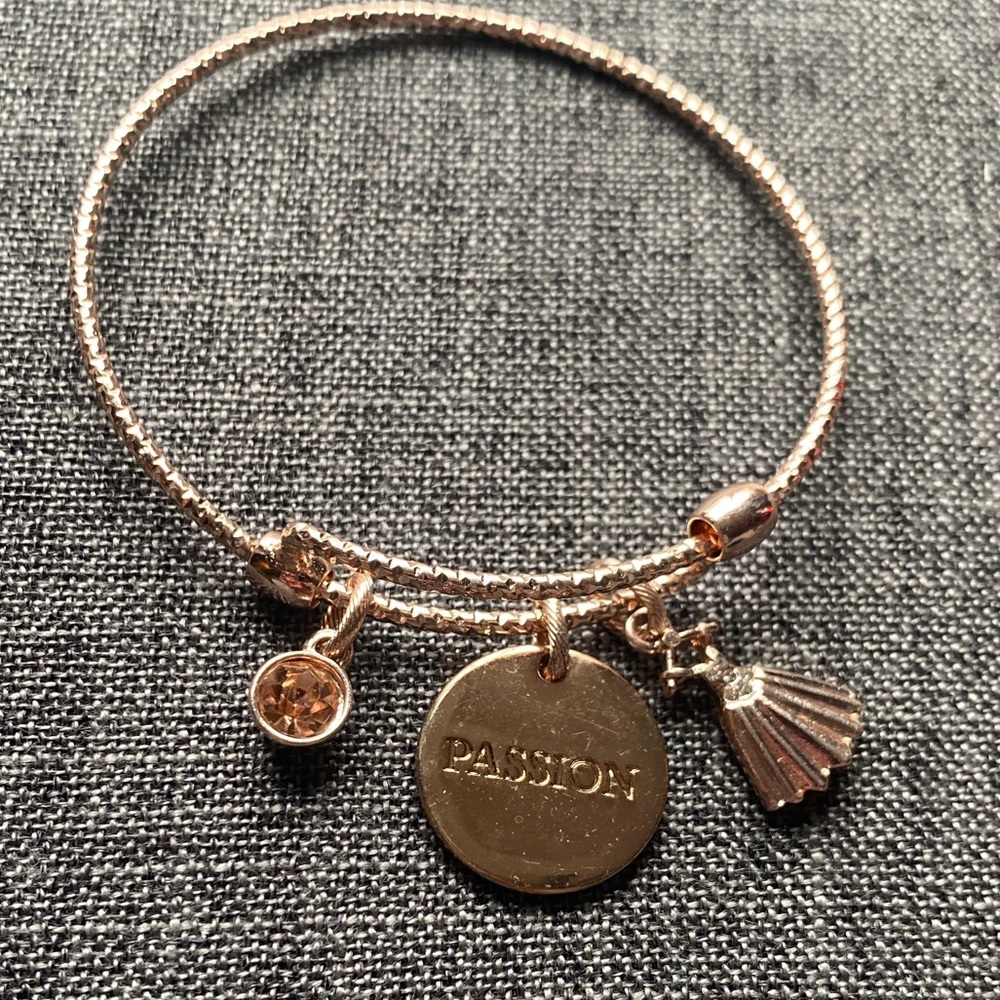 ⚠️ Rose gold toned Mary Kay Passion charm bracelet